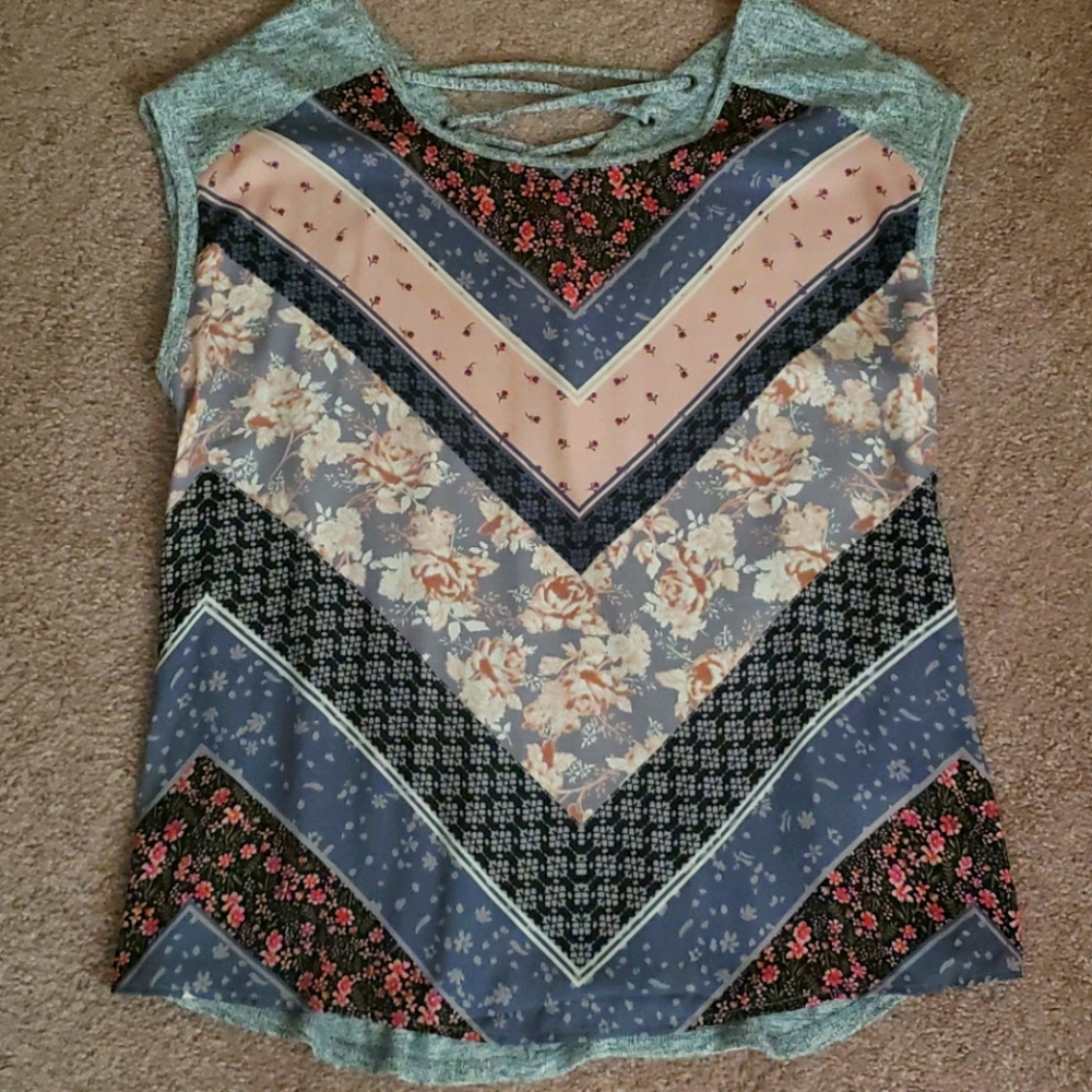 Like new Maurices V Pattern Blouse